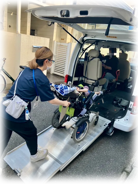 04 保育園や幼稚園、学校へお迎えし、ご利用後、ご自宅への送迎